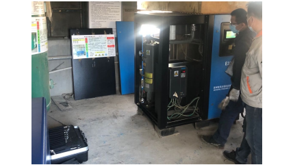 睿寂行空壓機售后服務(wù)工程師在現(xiàn)場 睿寂行空壓機售后服務(wù)工程師在現(xiàn)場