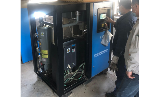 睿寂行空壓機售后服務(wù)正在調(diào)試機器 睿寂行空壓機售后服務(wù)正在調(diào)試機器